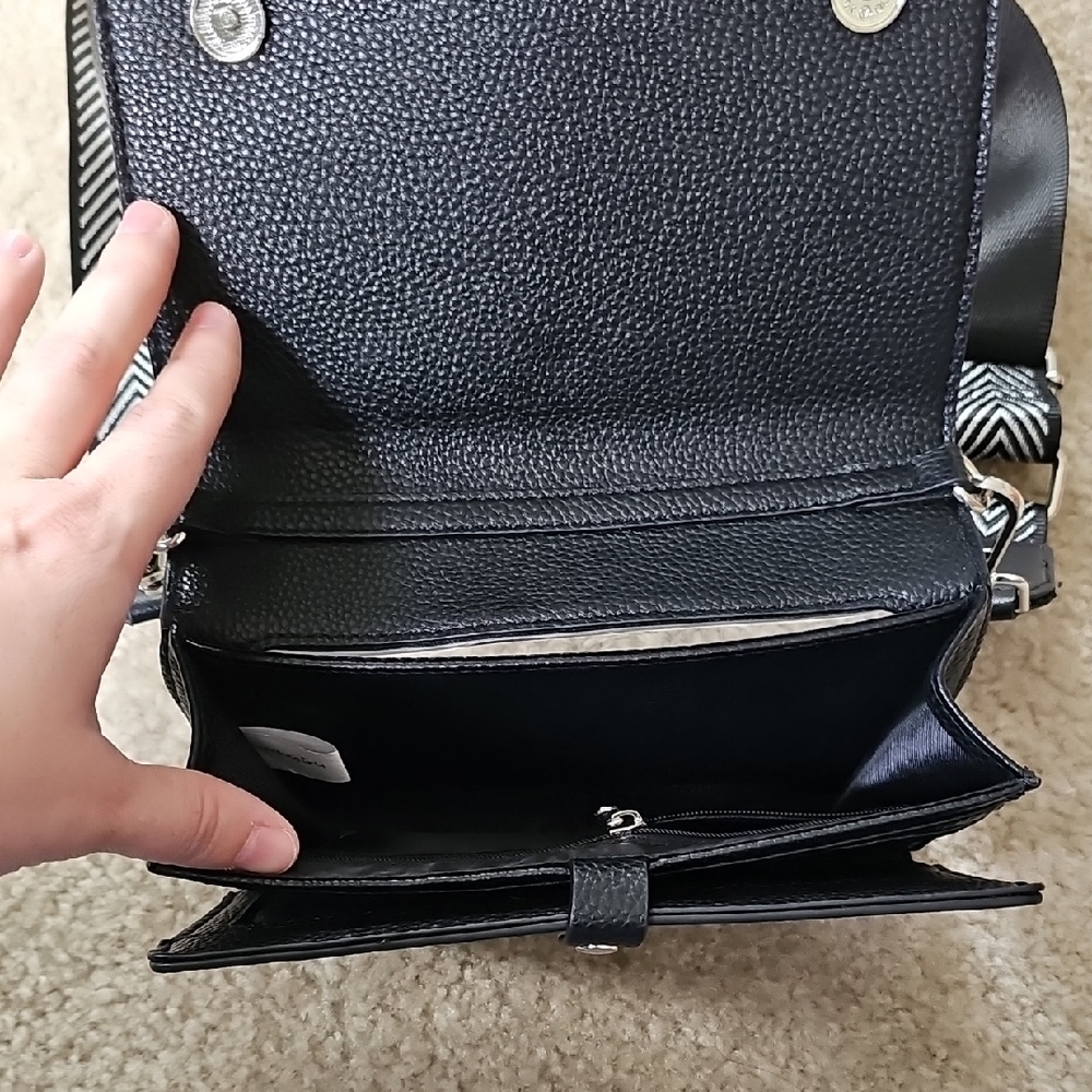 Elegant Black Crossbody Bag - Picture 5 of 6
